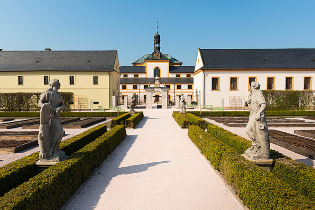 Pohled ze zahrady na jižní křídla hospitálu