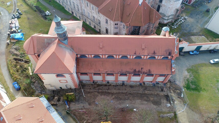 Kostel od severu. Fotografie zachycuje několik archeologických výzkumů (od východu). Sonda v ose presbytáře (příprava projektu terénních úprav). Sonda v místě kaple sv. Bartoloměje. Foto: Pavel Macků, 2021