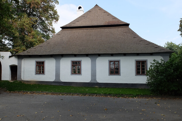 Pohled od kostela na průčelí fary v Křeči, stav po dokončení celkové obnovy v roce 2018  | © T. Vohralíková