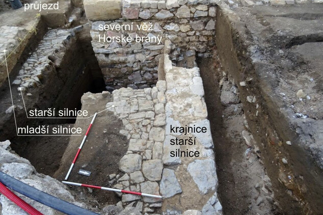 Situace u JV nároží severní věže Horské brány, dláždění středověké silnice