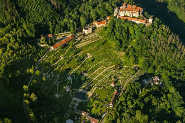 Pernštejn –⁠ letecký pohled