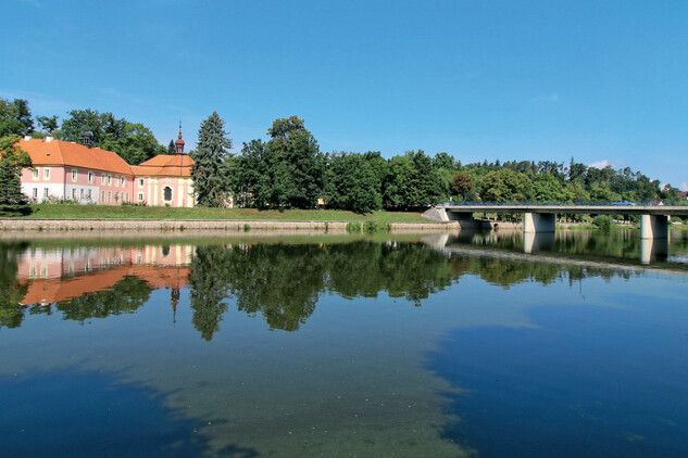 Koloděje - zahrázovaný zámek, foto 2023