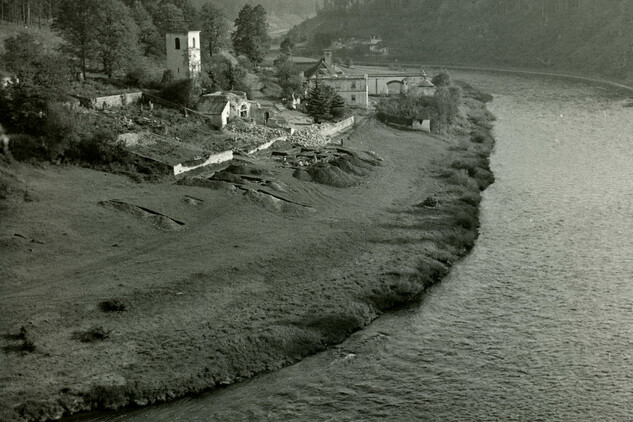 Červená nad Vltavou - archelogický výzkum v blízkosti  románského kostela, foto podzim 1960, NPÚ, ÚOP v Českých Budějovicích