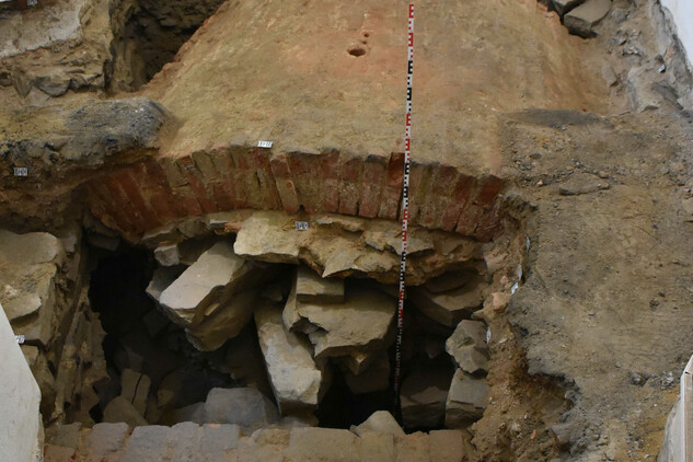 Bílovec, zámek, východní křídlo, místnost M07. Středověká kamenná studna druhotně uzavřená cihlovým krytem. Foto František Kolář, 2024