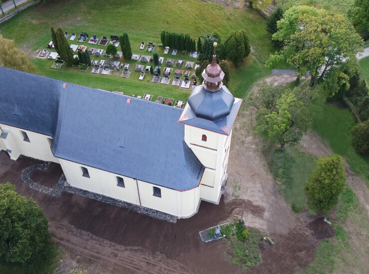 Staré Město, kostel Neposkvrněného početí P. Marie. Celkový pohled na kostel s prezentací půdorysné stopy románské stavby. Foto: J. Hlas.