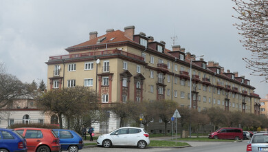 Plzeň-Slovany, Francouzská třída čp. 1862/16-1865/22, pohled od jihovýchodu (foto Lenka Lišková, 2021)