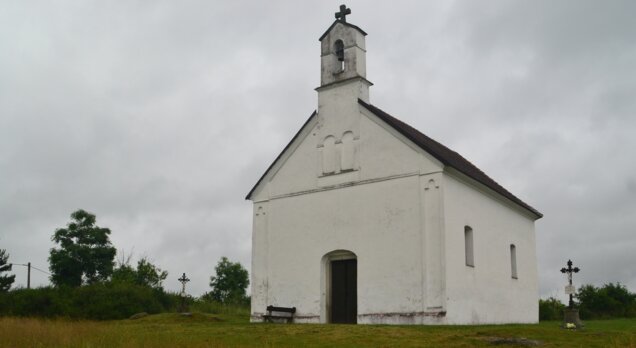 Svéradice, okr. Klatovy, kaple sv. Bartoloměje s dvěma pamětními kříži (foto S. Plešmíd, 2021)