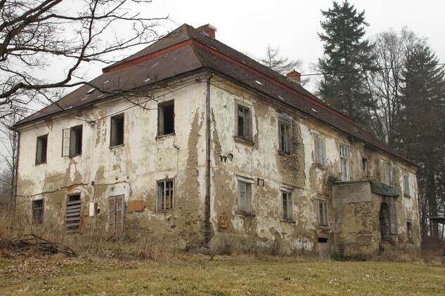 Hlavňovice, zámek, celkový pohled (2014)