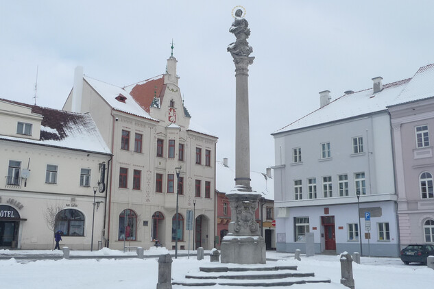 Horažďovice, Mírové náměstí, Mariánský sloup, v pozadí obnovený dům čp. 19. Foto: Radka Kočí, Městský úřad Horažďovice