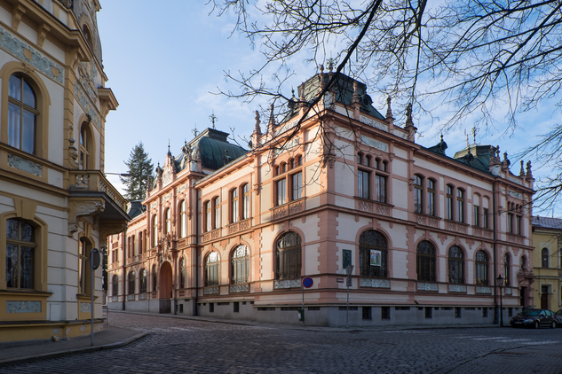 Klatovy, Vlastivědné muzeum Dr. Hostaše čp. 1/IV v Hostašově ul. V roce 2021 proběhla obnova fasád budovy za podpory Programu regenerace MPR a MPZ. (Foto Městský úřad Klatovy, Dana Šillarová, 2021)