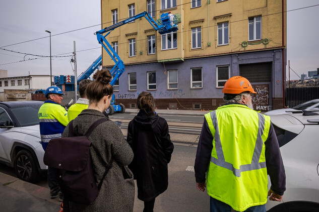 Dům čp. 1123, Smíchov, Nádražní 12, pokus o sejmutí fasádní výzdoby 21. března 2024 (© Martin Frouz)