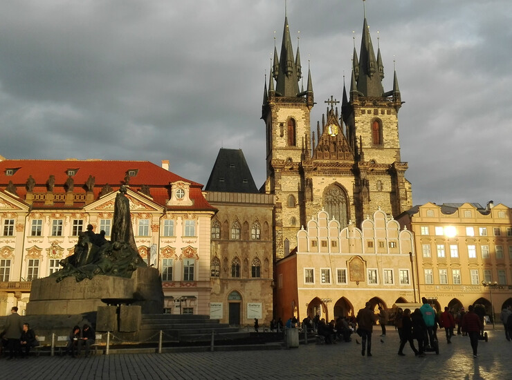 Staroměstské náměstí, Týnský chrám a Husův pomník