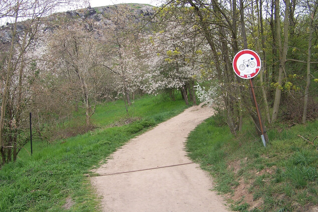 Hradiště Šárka: zákaz vjezdu cyklistům (2019)