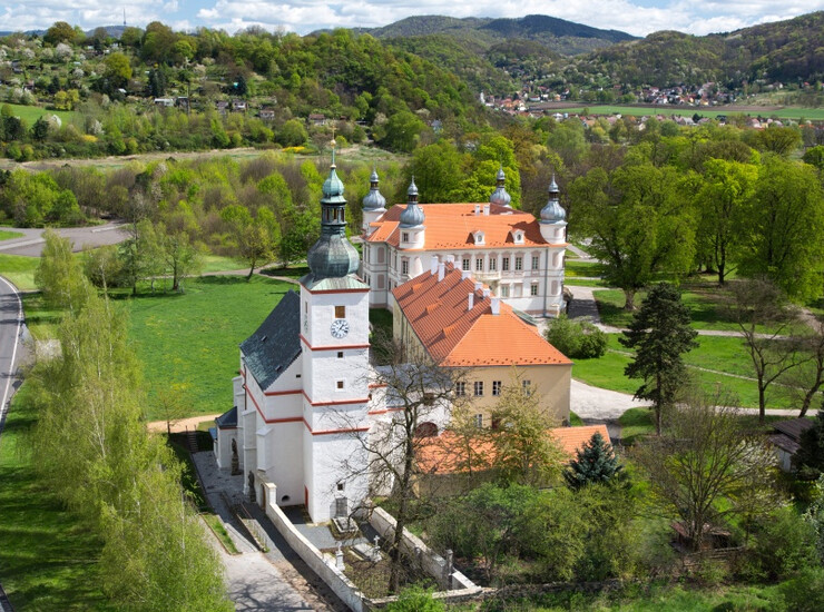 Zámecký areál Krásné březno s kostelem sv. Floriána